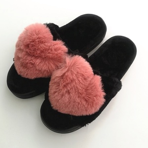 Pantofole da donna in peluche 2020 con suola nera e cuore, design coreano alla moda, pantofole interamente in peluche a forma di cuore - Product Image 2