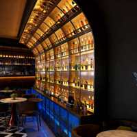 Présentoir à vin moderne en acier inoxydable en forme d'arc, éclairé, multi-niveaux, pour rangement de spiritueux, panneau mural, support mural pour bouteilles de bar