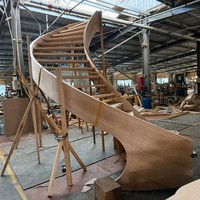 Escalier en colimaçon sur mesure pour un design d'intérieur moderne, marches courbes en chêne rouge avec rampes en fer
