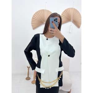 Ensemble élégant veste et jupe en satin noir pour femme avec empiècement blanc et détail chaîne de perles, taille M - Product Image 1