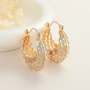 เครื่องประดับทองเคลือบลามิเนต จอยเอเรีย ต่างหูห่วงทองแดงกลวง ชุบทอง 18k เครื่องประดับแฟชั่นสำหรับขายส่ง ต่างหูผู้หญิง - Product Image 3