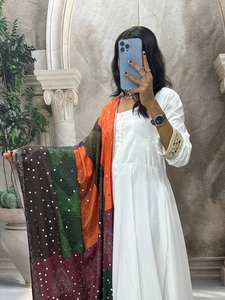 Robe Anarkali blanche avec tissu de soie naturelle brodé Tenue de fête Coupe régulière Micro soie colorée Crape Silk Style traditionnel - Product Image 3