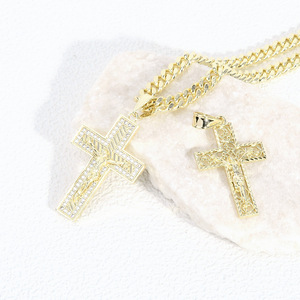 Colar com Pingente Grande de Cruz Cristã Latina Banhado a Ouro 14k à Prova d'Água com Corrente Cubana para Homens e Mulheres - Joia Banhada a Ouro - Product Image 3
