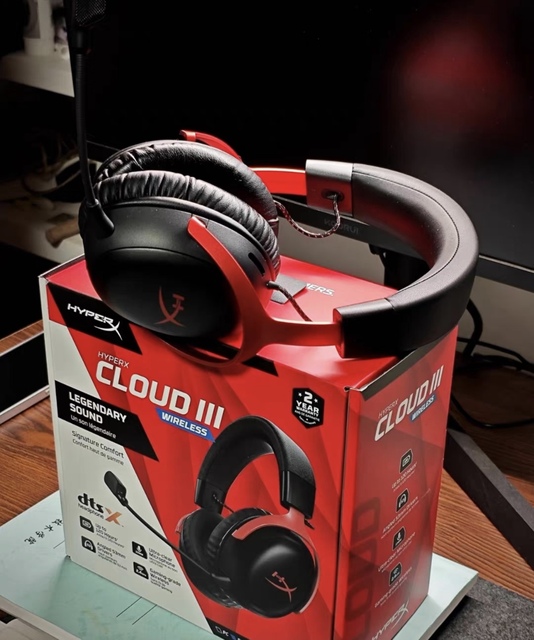 HyperX Cloud III Wireless Over-Ear Gaming Headset 2.4GHz Low Latency (<30ms) DTS Spatial Audio Touch Controls Digital Display DJ