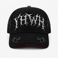 Casquette de baseball en daim doublée de satin de luxe avec broderie 3D personnalisée de strass et épingles métalliques dorées, design de créateur, avec flammes noires