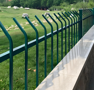 Valla de Acero Tipo Palisada Galvanizada en Caliente + Púas Curvadas con Recubrimiento en Polvo Anti-Corte y Anti-Escalada para Infraestructuras Críticas - Product Image 1