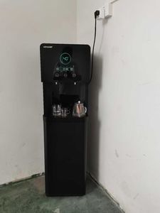 Purificateur d'eau domestique OEM à osmose inverse verticale, avec distribution directe, chauffage rapide par le bas, machine intégrée avec conduite, pour hôtels, modèle Tripl - Product Image 3