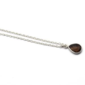 Collier chaîne minimaliste en argent sterling 925 plaqué rhodium avec pierre précieuse en quartz fumé naturel de forme poire 7x10mm - Product Image 1