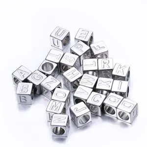 Breloques Alphabet en gros 26 lettres initiales 7MM en acier inoxydable perles cubiques charme pour la fabrication de bracelets