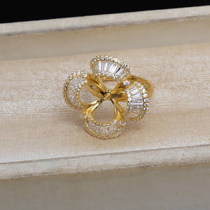 แหวนเงินแท้ S925 รูปทรงดอกไม้ ประดับพลอยทรงเหลี่ยม ชุบทอง 18K ฝังแบบกรงเล็บ ดีไซน์วินเทจทันสมัย - Product Image 3