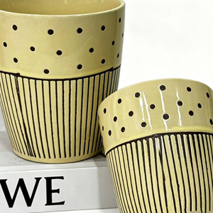 Nouveaux pots de fleurs en céramique coniques jaunes crème à pois et rayures pour la culture intérieure, la décoration de la maison et les arrangements floraux - Product Image 2
