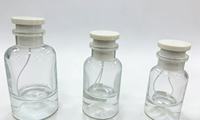 Flacon de parfum en verre rond OEM personnalisé en gros, base volcanique, transparent, or, rouge, vert, blanc, argent, 30 ml, 50 ml, 100 ml, avec boîte