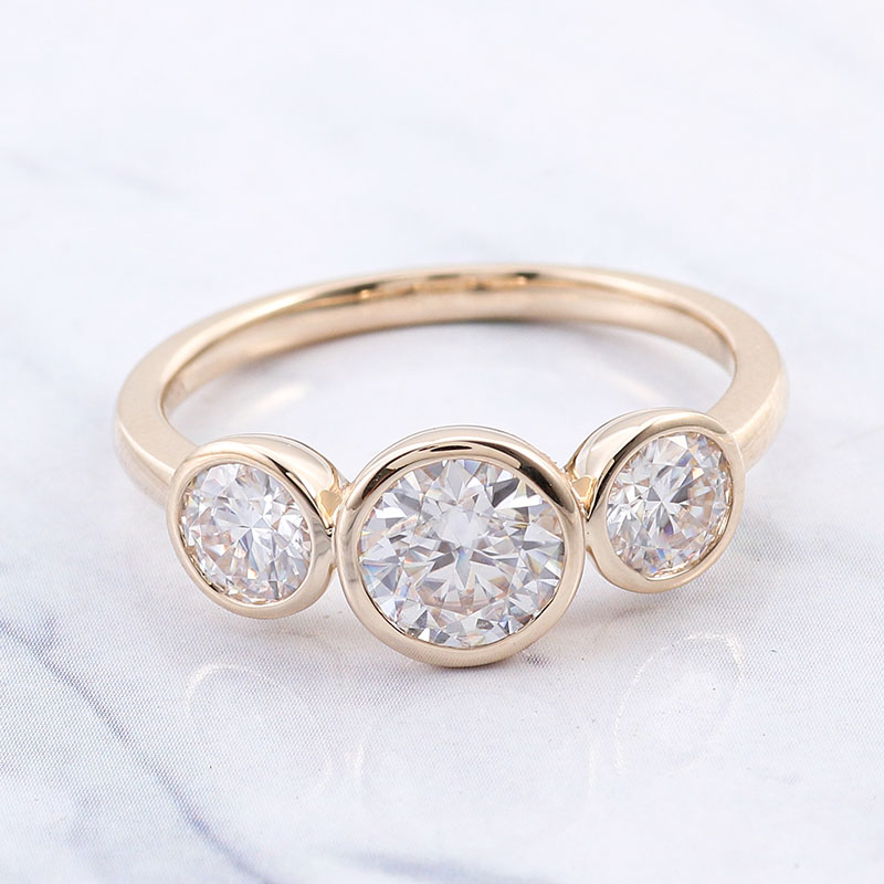 Bague en or 14 carats et diamant moissanite