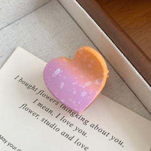 Giá Rẻ Kích Thước Nhỏ Hình Trái Tim Nhựa Đầy Màu Sắc Splash-Ink Tóc Claw Clip Ngọt Ngào Hàng Ngày Sử Dụng Cô Gái - Product Image 2