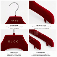 Nouveau design 2026 : Cintre en velours floqué rouge pour vêtements, cintre en plastique pour robe de mariée avec logo personnalisé