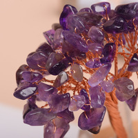 Arbre en pierres précieuses cristallines enveloppé à la main avec fil de cuivre et éclats de pierres roulées pour la décoration de bureau et comme cadeau d'anniversaire