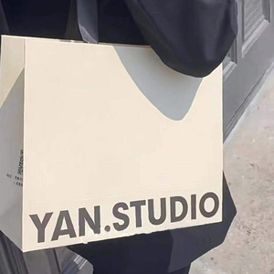 Bolsas de Papel Kraft Blancas Fu Yi con Logotipo Personalizado para Empaque de Ropa - Product Image 1