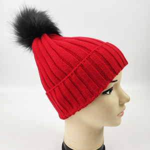 OEM classique acrylique fourrure Bobble épais côtelé câble tricot femmes Beanie personnalisé marron cuir patchs <span class=keywords><strong>pompon</strong></span> chapeaux d'hiver pour les dames - Product Image 3