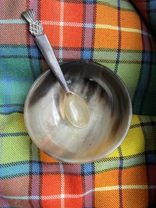 Cuenco de cuerno hecho a mano de alta calidad, diseño elegante, juego de tazas de cuchara ecológicas pulidas para uso diario, servir sopa, ensaladas, postres - Product Image 6