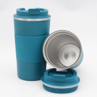 Pour Amazon Top Seller 18/8 Gobelet de luxe en acier inoxydable 350ml/500ml Tasse à café isolée avec étui en silicone et couvercle rabattable