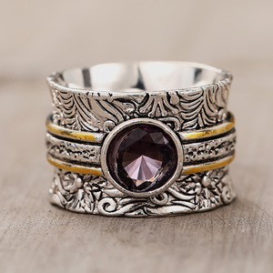 Anello Vintage Bicolore con Linee Texturizzate per Donne, Accessorio da Dito in Stile Retrò - Product Image 5