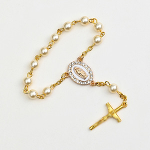 Bracelet de prière catholique doré avec médaille automobile, crucifix et perles, style chapelet d'une décennie - Product Image 4