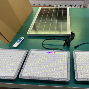 Faro <span class=keywords><strong>LED</strong></span> Solare Portatile Ricaricabile IP65 in Alluminio per Giardino, Emergenze, Campeggio e Uso in Cantiere - Product Image 1