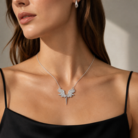 Kaanjewelry Pendentif Élégant en Argent Sterling 925 avec Ailes d'Ange, Boule Pavée de Zircons Cubiques, Épée et Poignard, Plaqué Rhodium, pour Femme et Homme