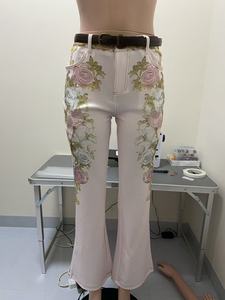 <span class=keywords><strong>Jeans</strong></span> Donna <span class=keywords><strong>a</strong></span> Vita Alta Svasati in Denim Imitazione con Stampa Artistica Ricamata Rosa Retrò, Asciugatura Rapida, Tutte le Stagioni - Collezione 2026 (Vendita all'Ingrosso) - Product Image 2