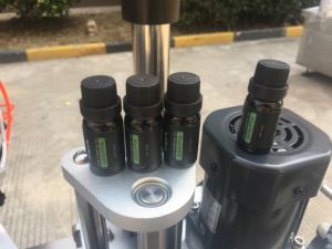 Machine de remplissage et de bouchage automatique électrique contrôlée par PLC pour huiles essentielles, fabriquée à Shanghai, pour bouteilles en verre de 10 ml et 30 ml, boissons, garantie 1 an - Product Image 3