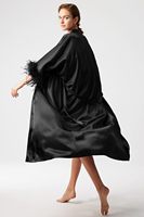 Robe de chambre longue en satin soyeux avec garniture en plumes d'autruche, idéale pour la mariée ou comme tenue de nuit.