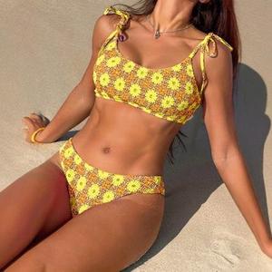 Maillot de bain bikini 2024, imprimé fraises sexy européen et américain, maillot de bain deux pièces pour femmes et filles - Product Image 4