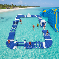 Grand parc aquatique gonflable flottant bleu et blanc, parcours d'obstacles aquatiques pour les lacs et les plages