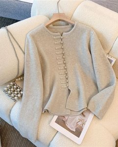 Conjunto de 2 Piezas de Moda Otoño/Invierno para Mujer, Suéter con Botones Estilo Chino y Falda de Color Sólido - Product Image 6