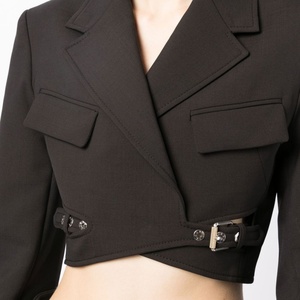 Chaqueta recortada de enclavamiento a medida de alta calidad, traje con minifalda, chaqueta de hombro acolchada con solapa de muesca y cinturones con hebilla - Product Image 4