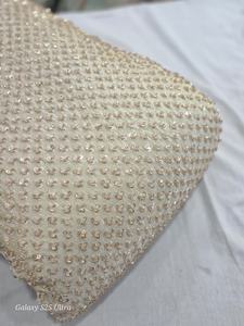 Tissu de soie luxueux et chatoyant, texture douce et riche, idéal pour les robes de mariée, les saris, les lehengas et la mode de créateurs - Product Image 4