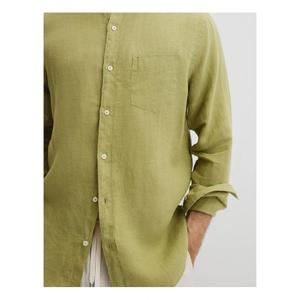 Chemise élégante à manches longues pour homme, conçue pour les journées de travail professionnelles, les soirées décontractées et les besoins vestimentaires quotidiens élégants. - Product Image 2