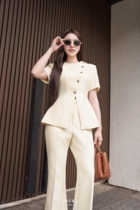 Ensemble pantalon évasé et haut à volants élégant pour femme en Spandex/Polyester, coupe mi-longue, avec boutons, idéal pour le bureau - VIVI KA - Product Image 4