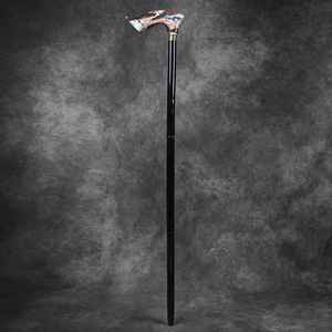 Elegante bastón de madera con detalles artesanales en resina para una apariencia elegante y una estabilidad confiable. - Product Image 3