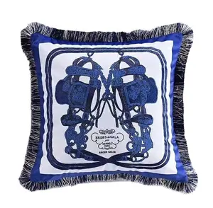 Sarung bantal sofa desain modis, sarung bantal beludru 45*45cm dengan rumbai dekoratif aksen persegi