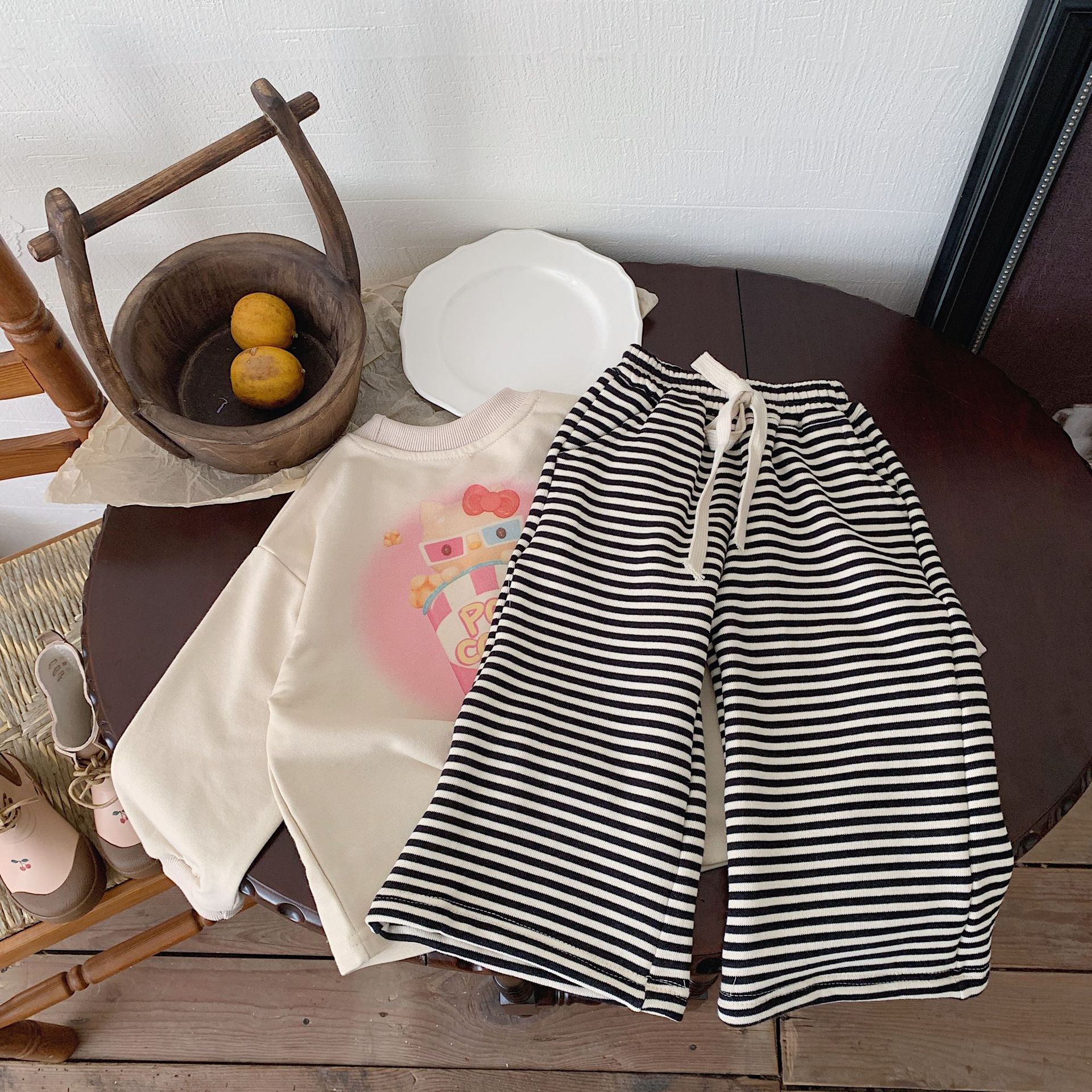 Pantaloni larghi a righe bianche e nere