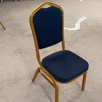 Chaise de banquet empilable en tissu rembourré rouge et or, avec cadre en aluminium, pour hôtel, salle à manger, mariage, événement, portable, en métal, vente en gros