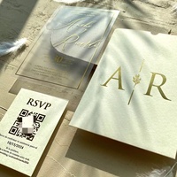 Invitación de Boda Española de Lujo en Acrílico Transparente con Borde Dorado, Monograma AR, RSVP, QR, Impresión Personalizada
