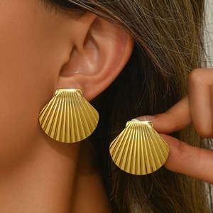 1 Paire de Boucles d'Oreilles Clous en Acier Inoxydable Coquillage pour Femmes et Filles, Grandes et Massives, Plaqué Or, Chic d'Été, Bijoux de Plage Océan, Cadeau - Product Image 2