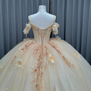 Abito da Quinceañera Classico in Raso Dorato con Motivi Floreali 3D, Taglie Forti, Lunghezza a Terra, Stile Principessa, Strascico, Vita Naturale, Applicazioni in Pizzo - Product Image 3