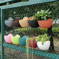 Pot de fleur en plastique mural en matériau PP exquis nouveau décor à la maison balcon jardinière seau extérieur jardin panier suspendu