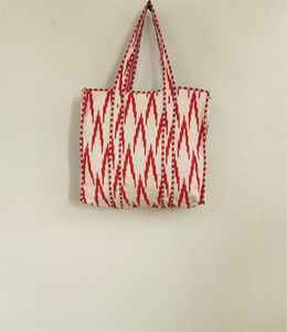 Sac fourre-tout matelassé en coton imprimé collage Ikat de Jaipur, réversible, grand sac de shopping, sac à bandoulière de voyage - Product Image 1