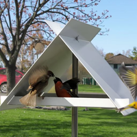 Mangeoire à oiseaux en métal JH-Mech, hauteur 135 cm, montée sur poteau, en acier thermolaqué blanc, triangle, accès ouvert, mangeoire à oiseaux sur pied en métal