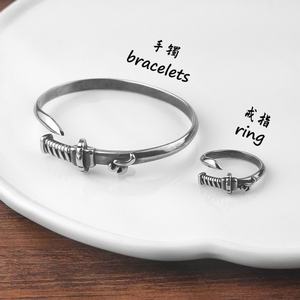 สร้อยข้อมือสไตล์วินเทจลายเรขาคณิตเหล็กกล้าไร้สนิมแบบดิสเทรส ดีไซน์ดาบซามูไร สำหรับทุกเพศ สไตล์พังก์ ฮิปฮอป ทันสมัย เหมาะสำหรับเป็นของขวัญวันครบรอบ - Product Image 5