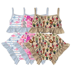 Conjunto de Ropa para Bebé Niña: Top Pequeño con Volantes y Estampado Floral y Braguita a Juego - Product Image 1